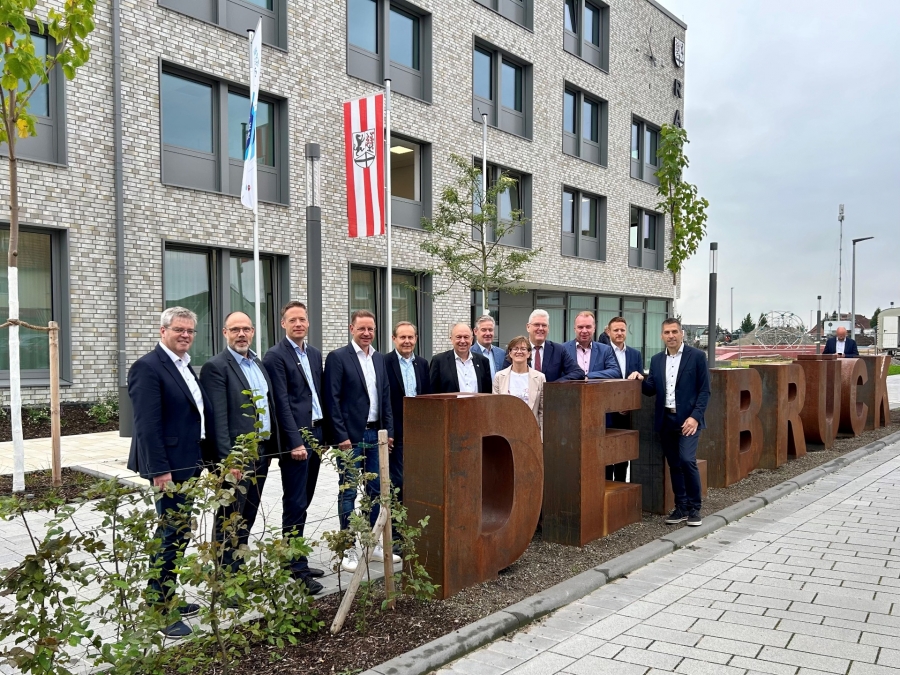 Der Kooperationsvertrag zum interkommunalen Entsorgungskonzept wurde im Rahmen der Bürgermeisterkonferenz, die in Delbrück stattfand, unterschrieben: Uwe Gockel (Bürgermeister Borchen), Christian Carl (Bürgermeister Bad Wünnenberg, Matthias Möllers (Bürgermeister Altenbeken), Ulrich Berger (Bürgermeister Salzkotten), Meinolf Päsch (A.V.E.-Betriebsausschussvorsitzender), Landrat Christoph Rüther, Michael Berens (Bürgermeister Hövelhof), Ute Dülfer (Bürgermeisterin Lichtenau), Werner Peitz (Bürgermeister Delbrück), Ulrich Lange (Bürgermeister Bad Lippspringe), Henrik Egeler (technischer Dezernent Kreis Paderborn und A.V.E.-Betriebsleiter), Burkhard Schwuchow (Bürgermeister Büren, v.l.). © Kreis Paderborn